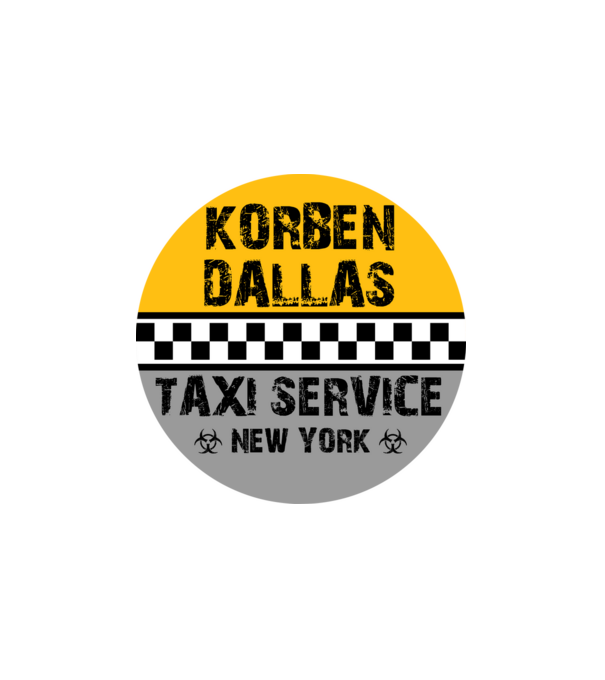 Korben Dallas minta fehér pólón
