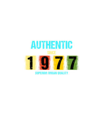 AUTHENTIC SINCE 1977, SUPERIOR URBAN QUALITY, 1977-BEN SZÜLETETT minta fehér pólón