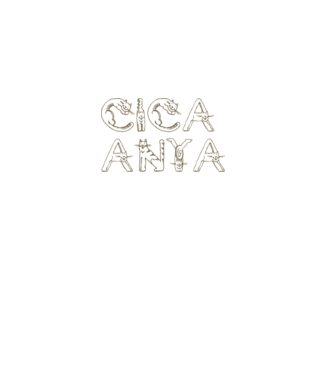 Cica Anya minta fehér pólón