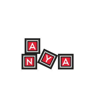 Anya minta fehér pólón