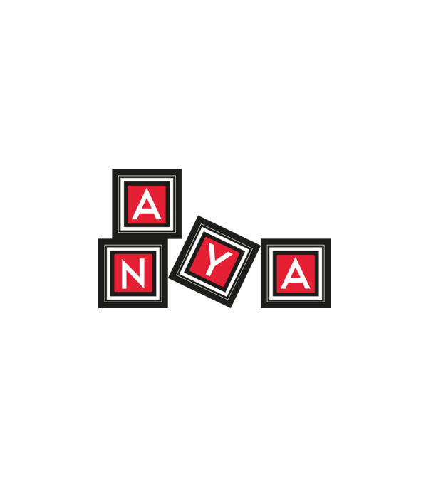 Anya minta fehér pólón