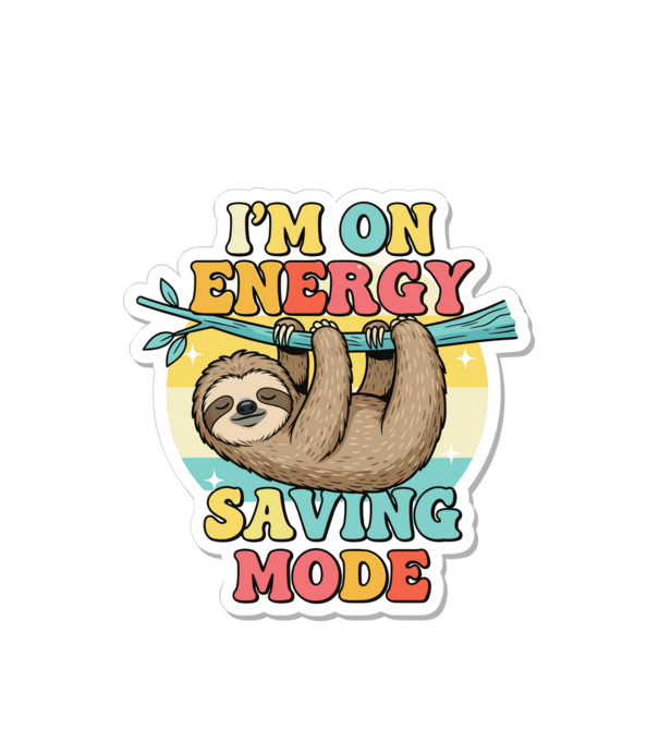 Vintage lajhár 'I'm on energy saving mode' felirattal minta fehér pólón