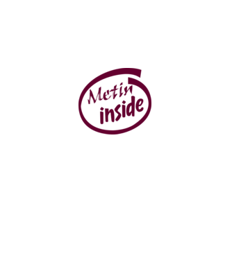 Metin insite minta fehér pólón