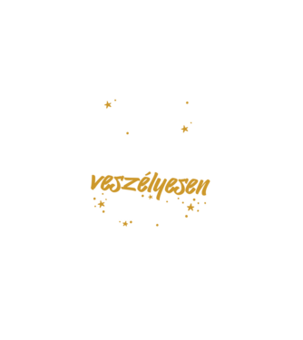 Veszélyesen túlképzett minta fehér pólón