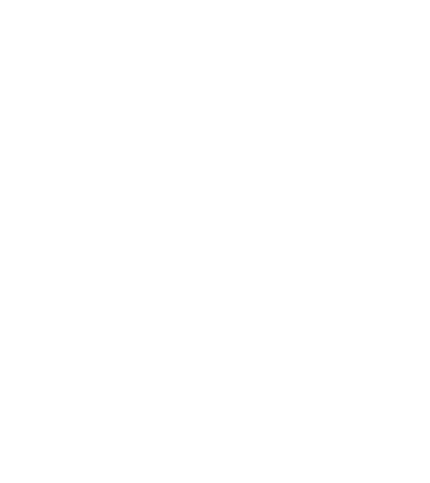 Macska rugja meg minta fehér pólón