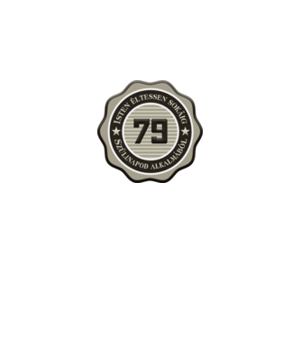 79 éves minta szürke pólón