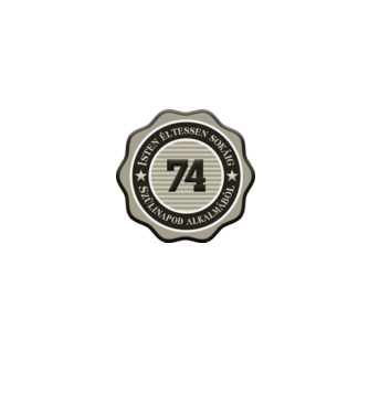 74 éves minta szürke pólón