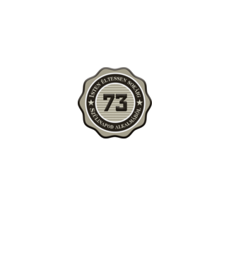 73 minta szürke pólón