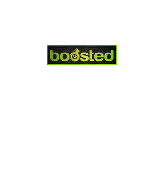 Boosted minta fekete pólón