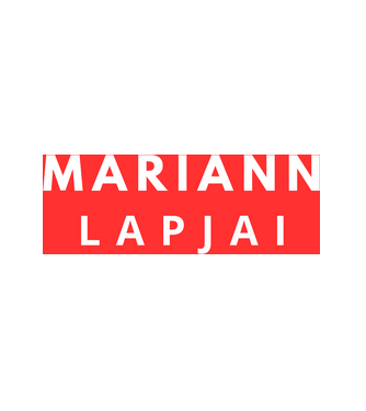 Mariann Lapjai piros minta fehér pólón