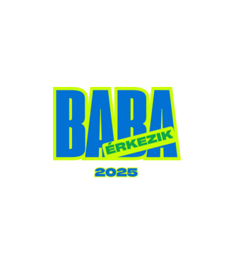 Baba érkezik 2025 – Felkészülni, vigyorogni! minta fehér pólón