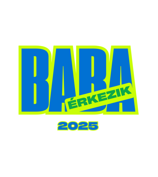 Baba érkezik 2025 – Felkészülni, vigyorogni! minta fehér pólón