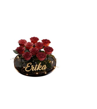 Erika minta fekete pólón