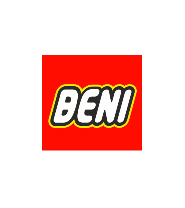 Beni minta fehér pólón