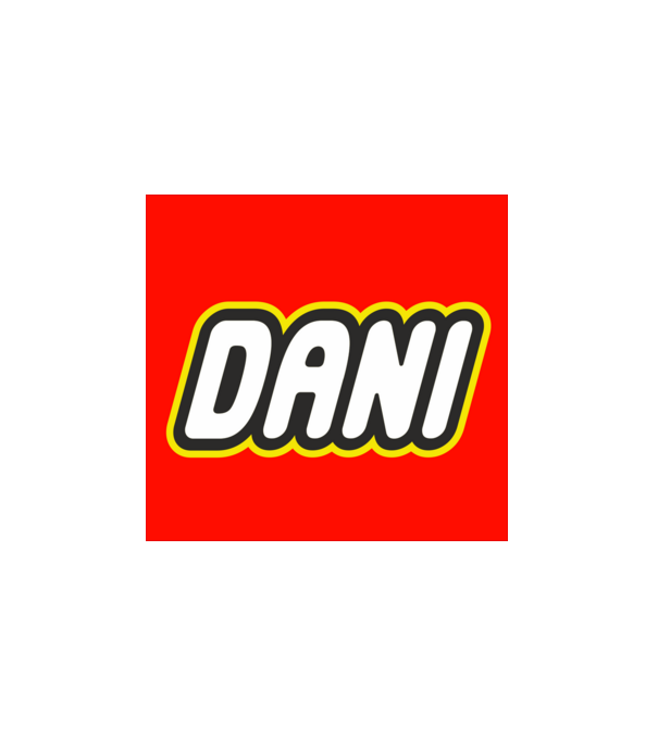 Dani minta fehér pólón