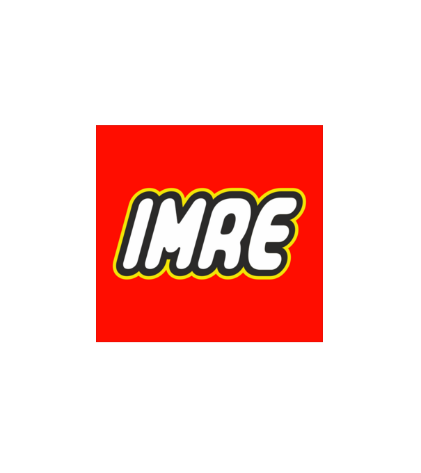 Imre minta fehér pólón