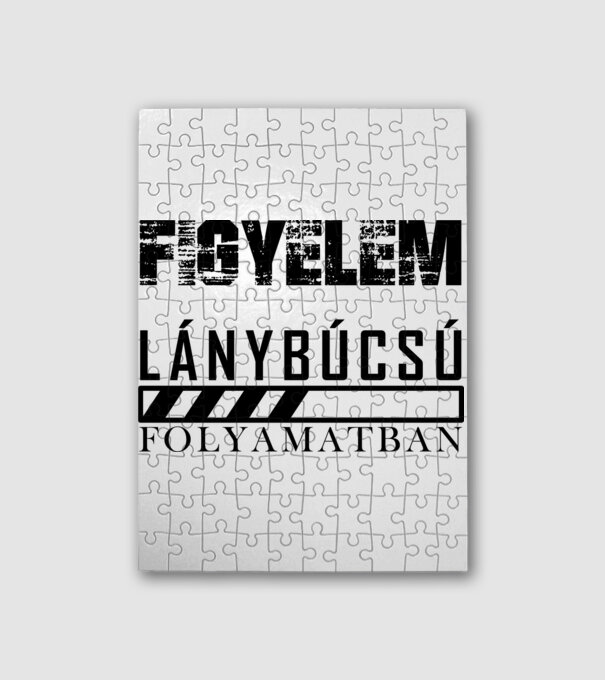 figyelem lánybúcsú folyamatban minta fehér pólón