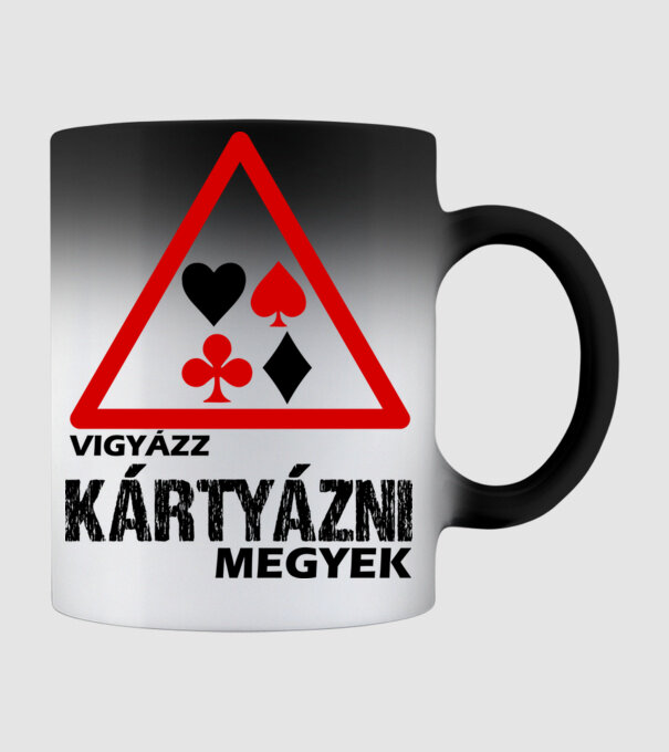 Vigyázz KÁRTYÁZNI megyek minta fekete pólón