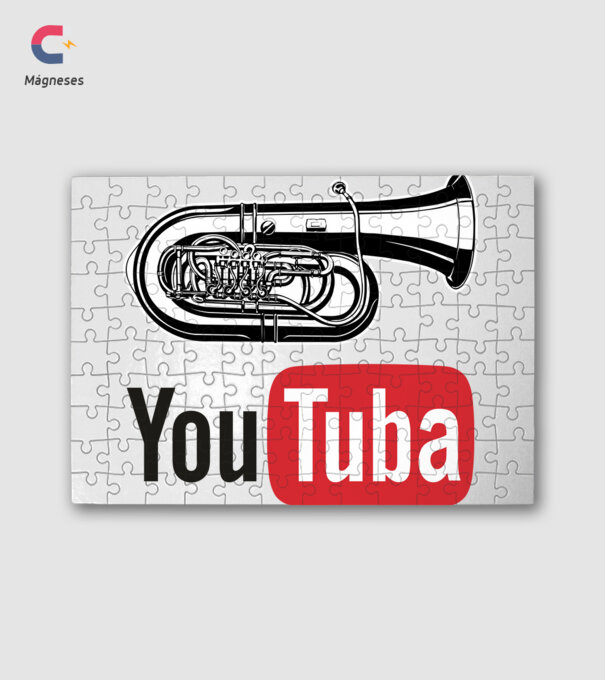 Tuba minta fehér pólón