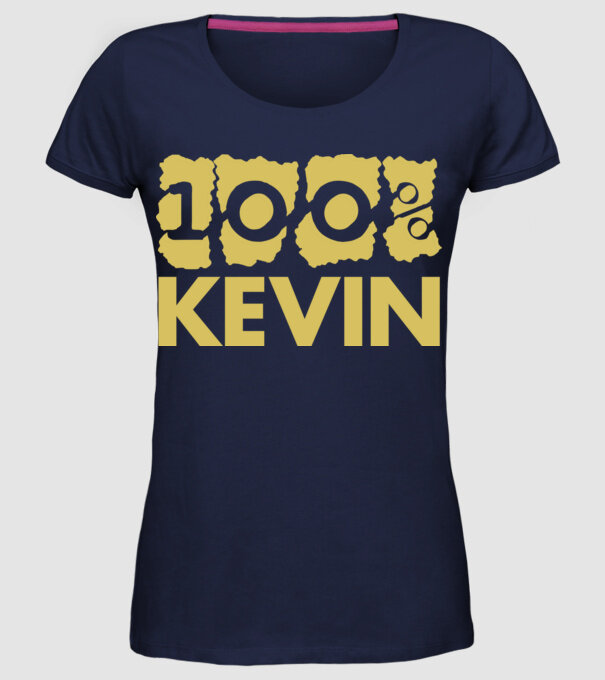 Kevin minta sötétkék pólón
