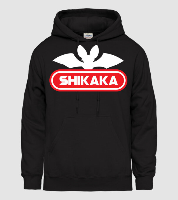 Shikaka minta fekete pólón