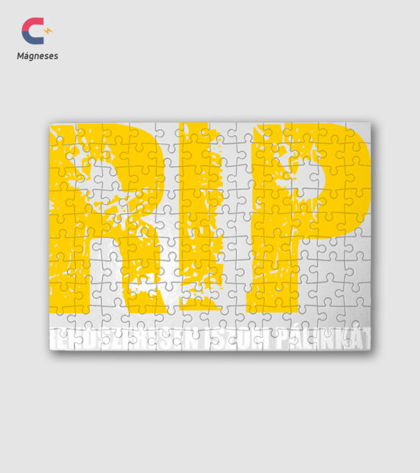 RIP minta fehér pólón