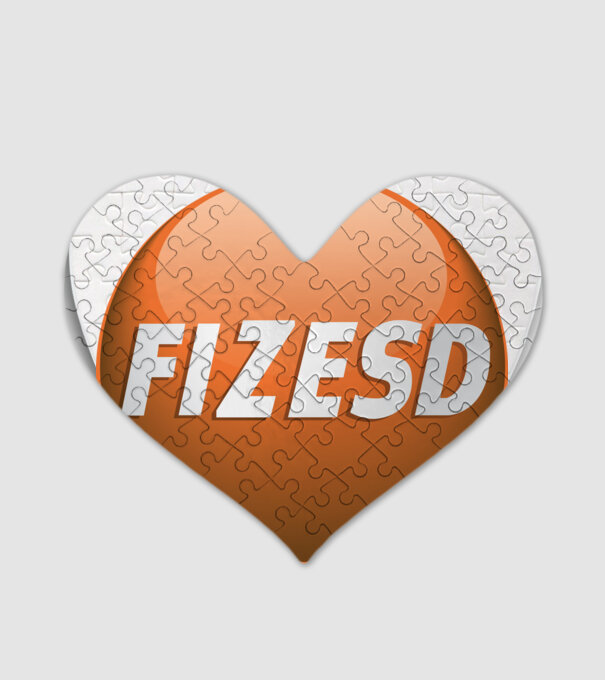 Fizesd minta fehér pólón
