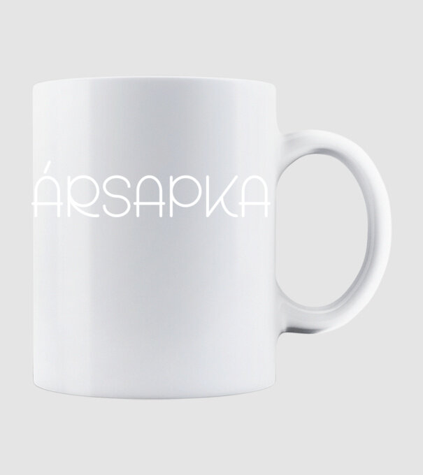 Ársapka minta fehér pólón