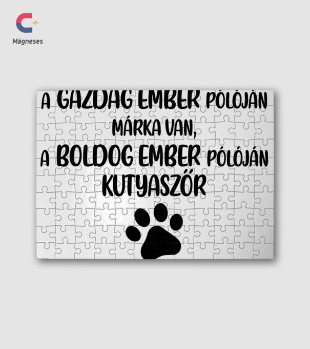A boldog ember pólóján kutyaszőr. minta fehér pólón