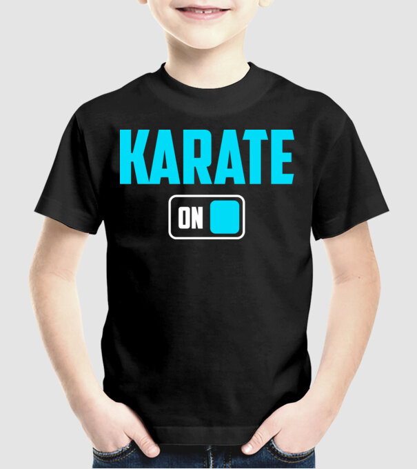Karate minta fekete pólón