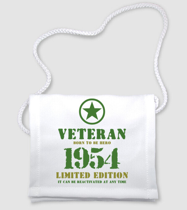 VETERAN, BORN TO BE HERO, SZÜLETÉSNAPI ÉVSZÁM FELIRATTAL 1954 minta fehér pólón