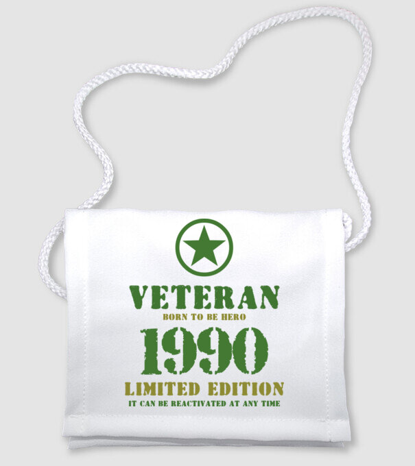 VETERAN, BORN TO BE HERO, SZÜLETÉSNAPI ÉVSZÁM FELIRATTAL 1990 minta fehér pólón
