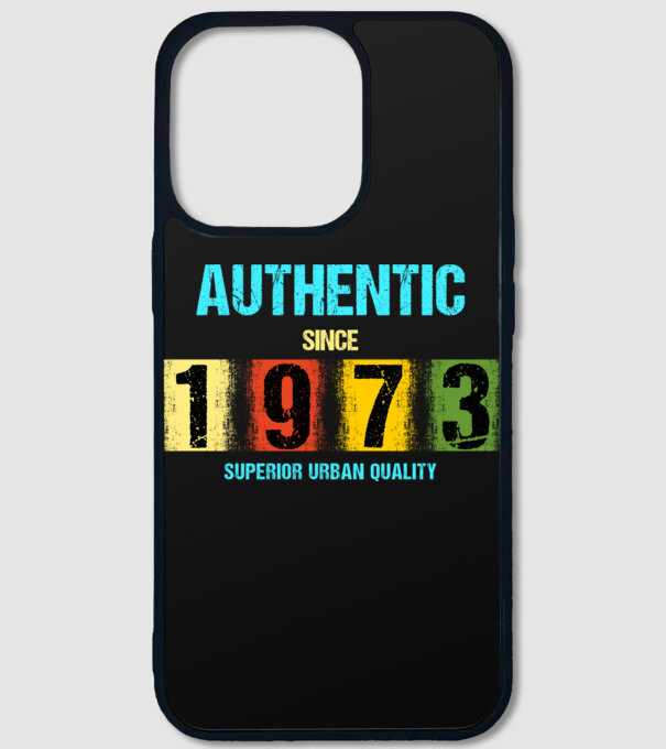 AUTHENTIC SINCE 1973, SUPERIOR URBAN QUALITY, 1973-BAN SZÜLETETT minta fekete pólón