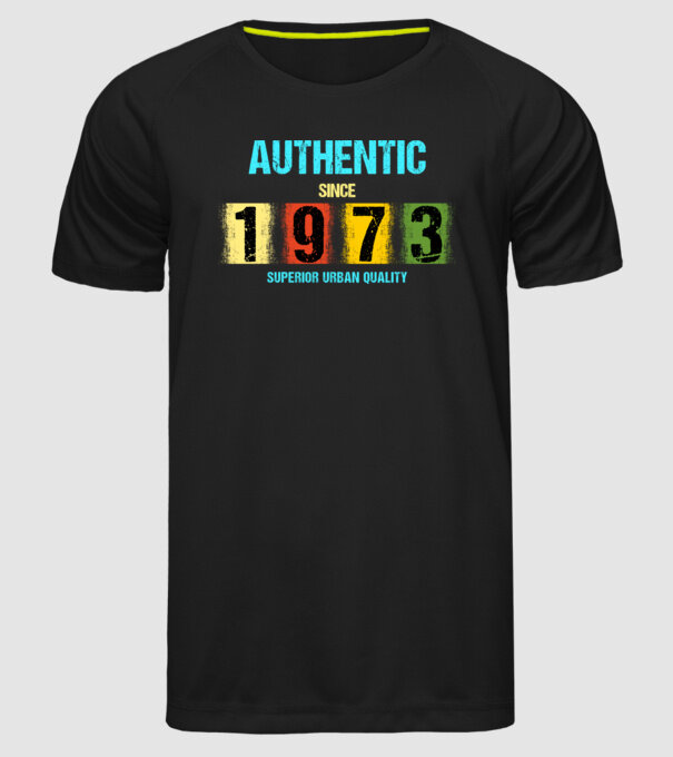 AUTHENTIC SINCE 1973, SUPERIOR URBAN QUALITY, 1973-BAN SZÜLETETT minta fekete pólón