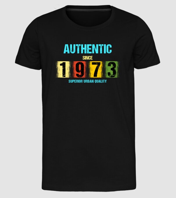 AUTHENTIC SINCE 1973, SUPERIOR URBAN QUALITY, 1973-BAN SZÜLETETT minta fekete pólón