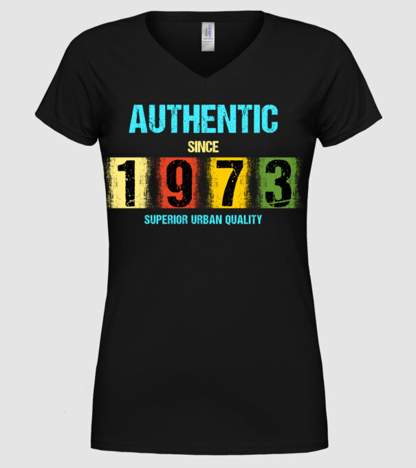 AUTHENTIC SINCE 1973, SUPERIOR URBAN QUALITY, 1973-BAN SZÜLETETT minta fekete pólón
