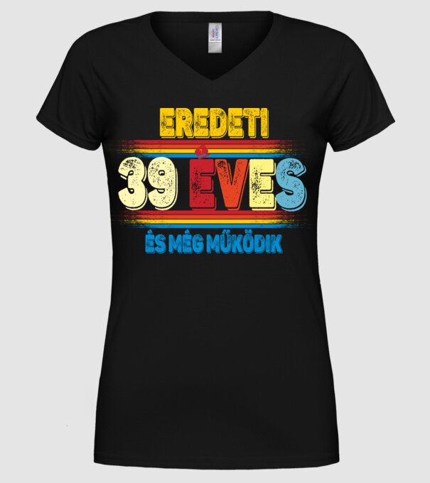 EREDETI 39 ÉVES ÉS MÉG MŰKÖDIK, SZÜLETÉSNAPI FELIRAT minta fekete pólón
