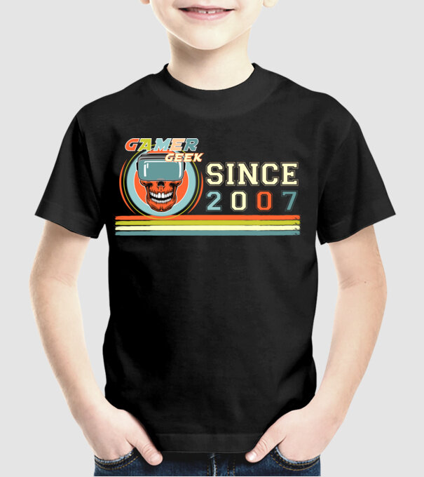 gamer geek since 2007, kocka, játékos, születésnap minta fekete pólón