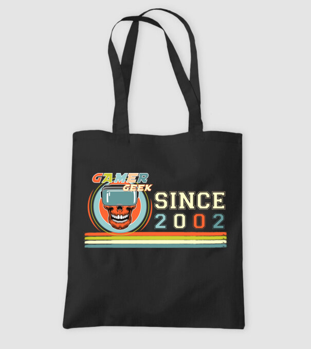 gamer geek since 2002, kocka, játékos, születésnap minta fekete pólón