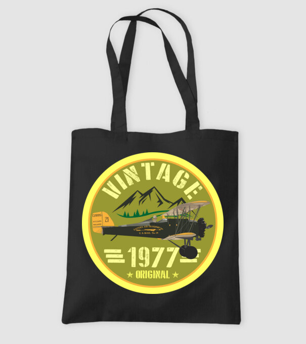 VINTAGE REPÜLŐ SZÜLINAPOS , SZÜLETETT 1977-BEN minta fekete pólón