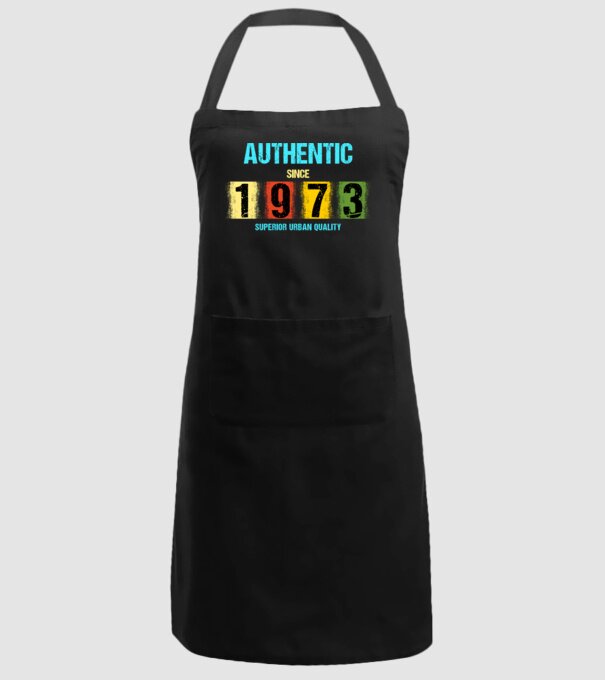 AUTHENTIC SINCE 1973, SUPERIOR URBAN QUALITY, 1973-BAN SZÜLETETT minta fekete pólón