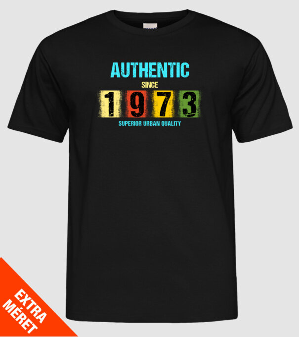 AUTHENTIC SINCE 1973, SUPERIOR URBAN QUALITY, 1973-BAN SZÜLETETT minta fekete pólón