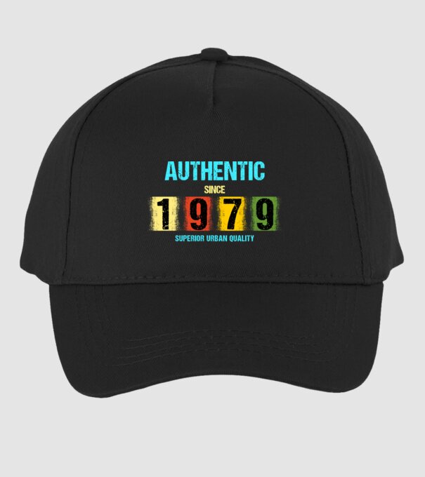 AUTHENTIC SINCE 1979, SUPERIOR URBAN QUALITY, 1979-BEN SZÜLETETT minta fekete pólón