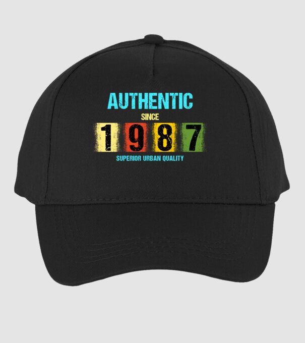 AUTHENTIC SINCE 1987, SUPERIOR URBAN QUALITY, 1987-BeN SZÜLETETT minta fekete pólón