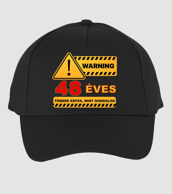 WARNING, 48 ÉVES TÖBBRE KÉPES, MIT GONDOLOD minta fekete pólón