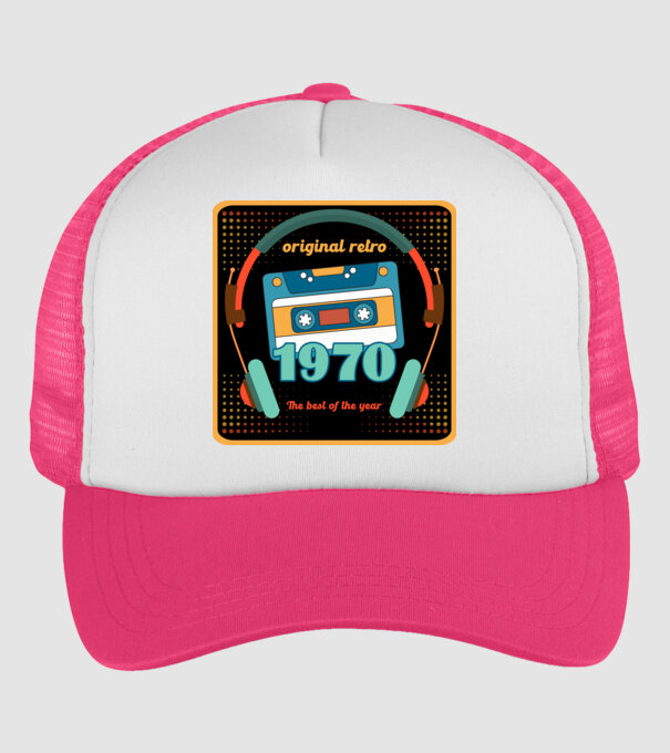 original retro audió kazetta, füles, régi magnókazetta évszámmal. 1970 minta neonpink pólón