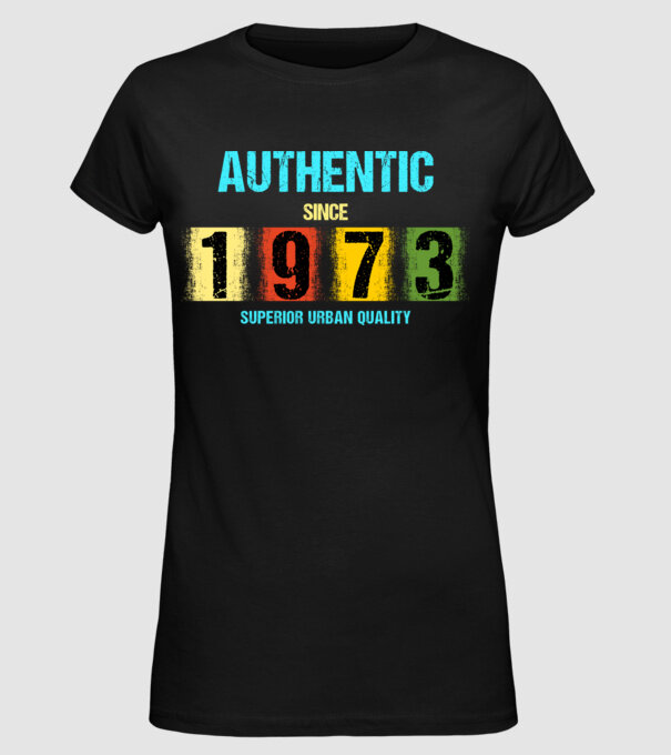 AUTHENTIC SINCE 1973, SUPERIOR URBAN QUALITY, 1973-BAN SZÜLETETT minta fekete pólón