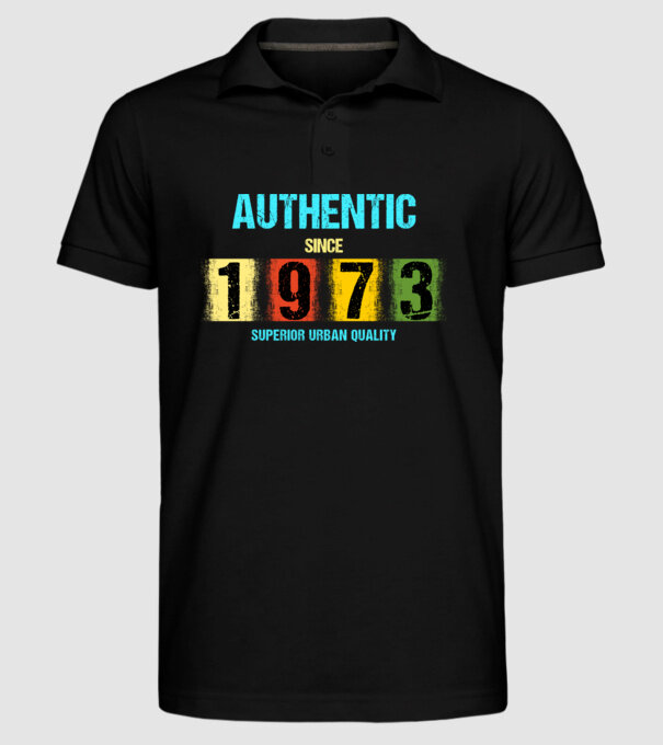 AUTHENTIC SINCE 1973, SUPERIOR URBAN QUALITY, 1973-BAN SZÜLETETT minta fekete pólón