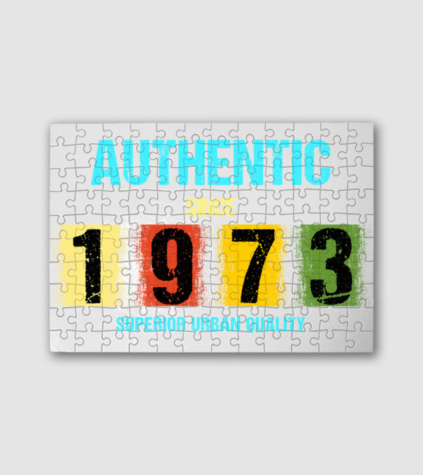 AUTHENTIC SINCE 1973, SUPERIOR URBAN QUALITY, 1973-BAN SZÜLETETT minta fehér pólón