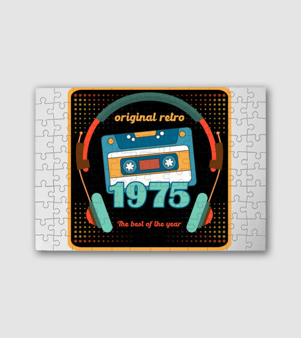 original retro audió kazetta, füles, régi magnókazetta évszámmal. 1975 minta fehér pólón